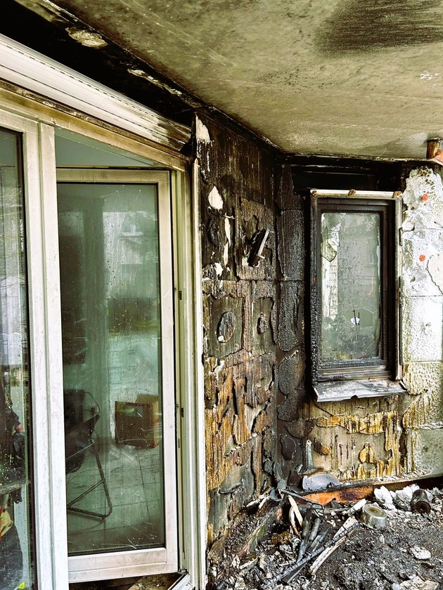 FW-E: Brennender Balkon an einem Mehrfamilienhaus - Feuerwehr verhindert Brandausbreitung