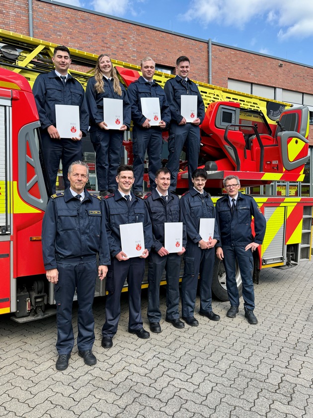 FW Ratingen: Stolz bei der Feuerwehr: 11 Kolleg*innen schlie&szlig;en Ausbildung ab
