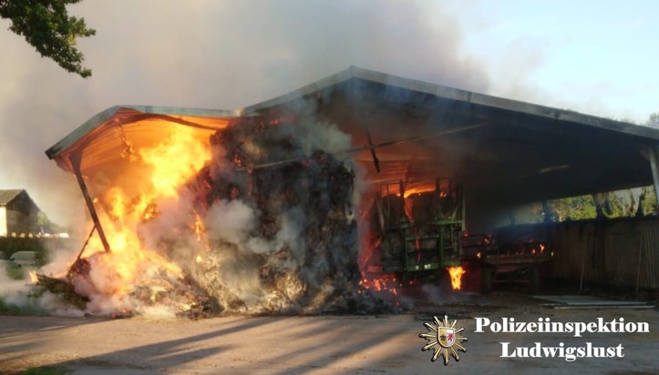 POL-LWL: Feuerwehr löscht brennendes Strohlager