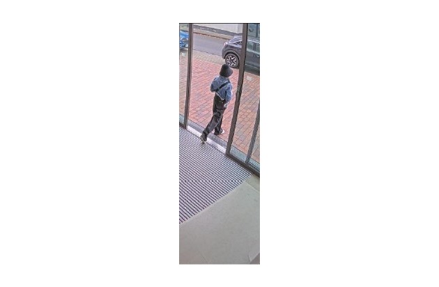 POL-EL: Emlichheim - Öffentlichkeitsfahndung nach Computerbetrug - Wer kennt diese Person?