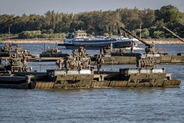 Deutschland und Großbritannien rüsten gemeinsam die Schwimmschnellbrücke 2