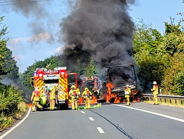 FW Ratingen: LKW Brand auf der A 44