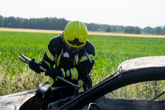 FW Flotwedel: Brennender PKW bei Offensen sorgt für Feuerwehreinsatz