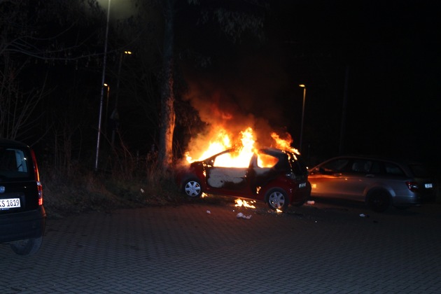 POL-NE: Parkendes Auto gerät in Vollbrand - Kripo ermittelt zur Brandursache