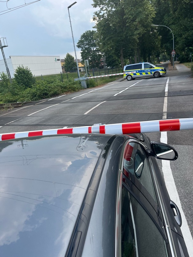 POL-SO: Fahrzeug ger&auml;t unter Bahnschranke - Fahrer verletzt