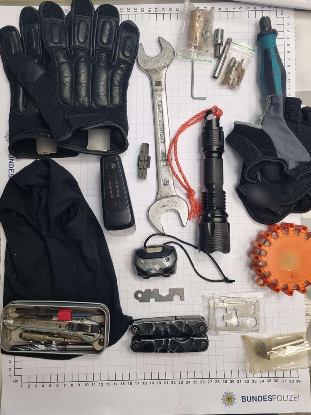 BPOL NRW: 43-Jähriger versteckt sich vor Bundespolizisten - Im Rucksack: Messer, Drogen und Einbruchswerkzeug
