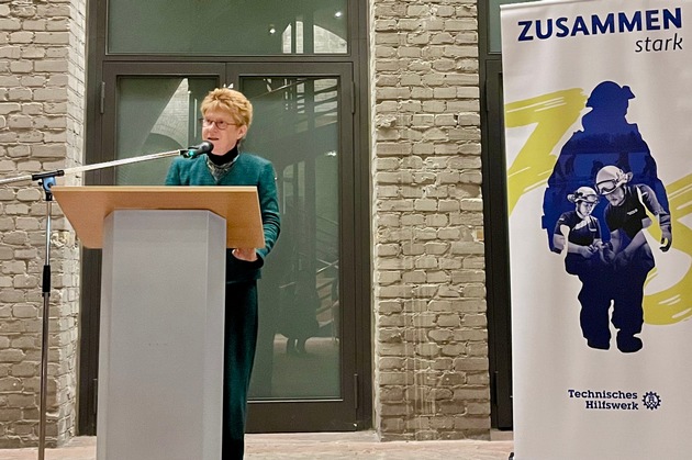 THW LVBEBBST: Doppelte Ehrung für Petra Pau - DRK Berlin und THW würdigen langjähriges ehrenamtliches Engagement