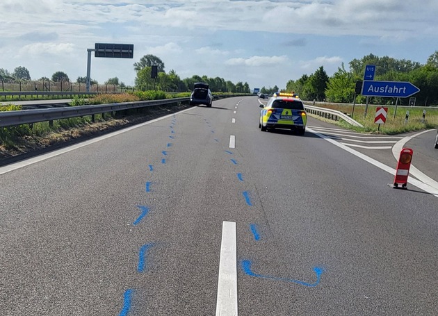POL-STD: Unbekannte dringen in Wischhafener Wohnhaus ein und richten hohen Schaden an, Toyota Corolla und Toyota SUV in Buxtehude entwendet, Unfall auf der Autobahn 26 - ein Autofahrer leicht verletzt