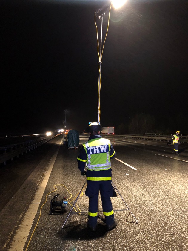THW-HH MV SH: Nach einem schweren Verkehrsunfall auf der Autobahn 1 bei Lübeck unterstützten Einsatzkräfte des Technischen Hilfswerkes (THW) am frühen Mittwochmorgen die Polizei und leuchtete die Unfallstelle aus.