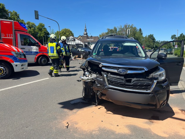 FW-EN: Schwerer Verkehrsunfall im Kreuzungsbereich