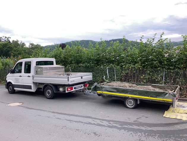 Mittelhessen: LAHN-DILL: + Zu schwer, nicht gesichert und keine Fahrerlaubnis + Mit Mitsubishi überschlagen +