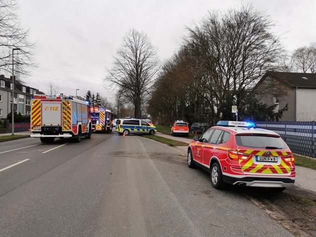 FW Dinslaken: Sturmeinsätze und ein Verkehrsunfall beschäftigten die Feuerwehr am Montag