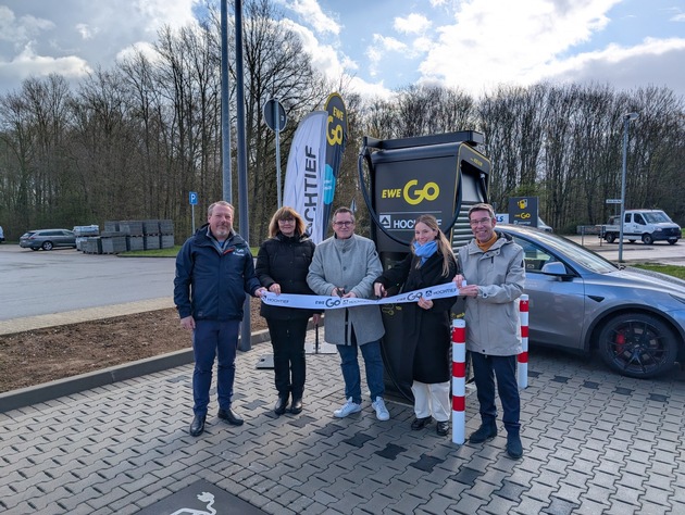 EWE Go und HOCHTIEF er&ouml;ffnen Ladepark mit 8 Schnellladepunkten in Bedburg