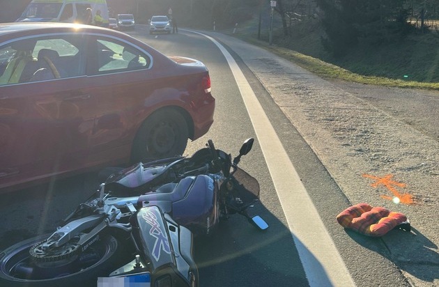 POL-RBK: Overath - Motorradfahrer bei Zusammenstoß mit Pkw schwer verletzt