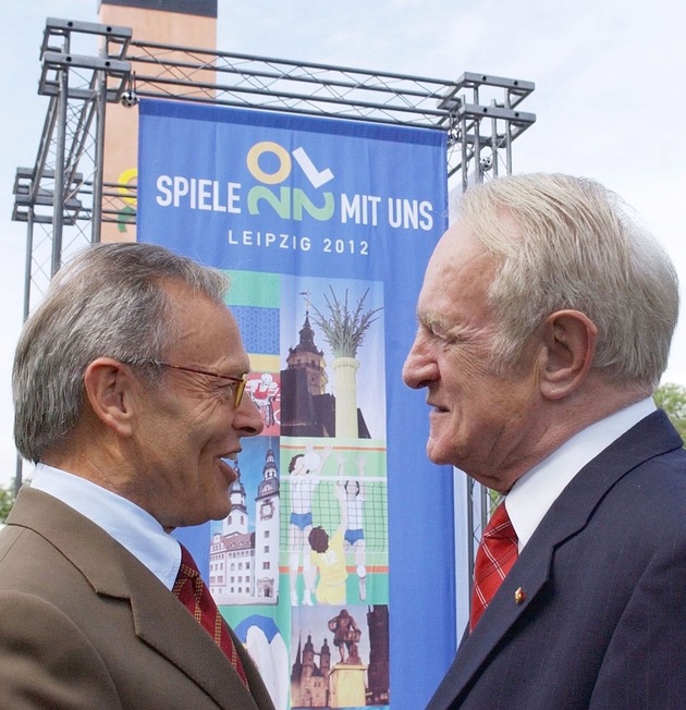 Bundespräsident Johannes Rau und der Unternehmer Günther Fielmann pflanzen &quot;Olympia-Baum&quot; in Leipzig