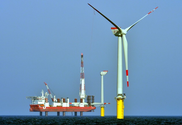 Erster Stadtwerke-Offshore-Windpark steht (FOTO)