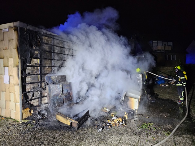 FW Bergheim: Silvesterbilanz der Feuerwehr Bergheim Drei Feuer an Gebäuden und mehrere Kleinbrände