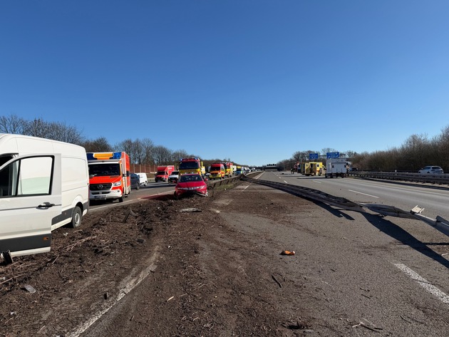 FW Ratingen: Schwerer Verkehrsunfall mit LKW auf der BAB 3