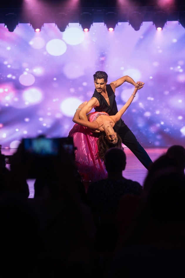 AIDA Pressemeldung: Themenkreuzfahrt „AIDA tanzt“ 2026 - Gäste trainieren mit prominenten Let‘s Dance Stars
