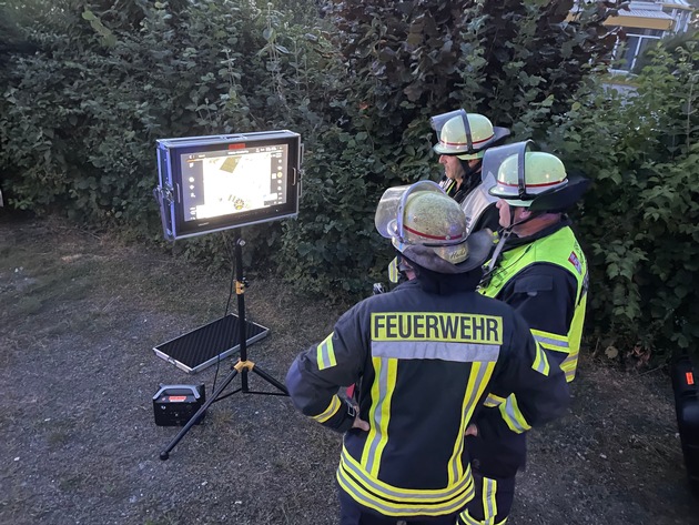 FW Königswinter: Dachstuhlbrand in Rauschendorf fordert Einsatzkräfte