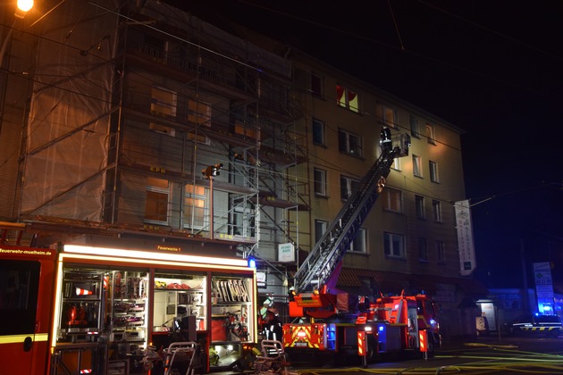 FW-MH: Aufwendige Menschenrettung bei Brand im Mehrfamilienhaus. Fünfundzwanzig Personen über Drehleitern gerettet.
