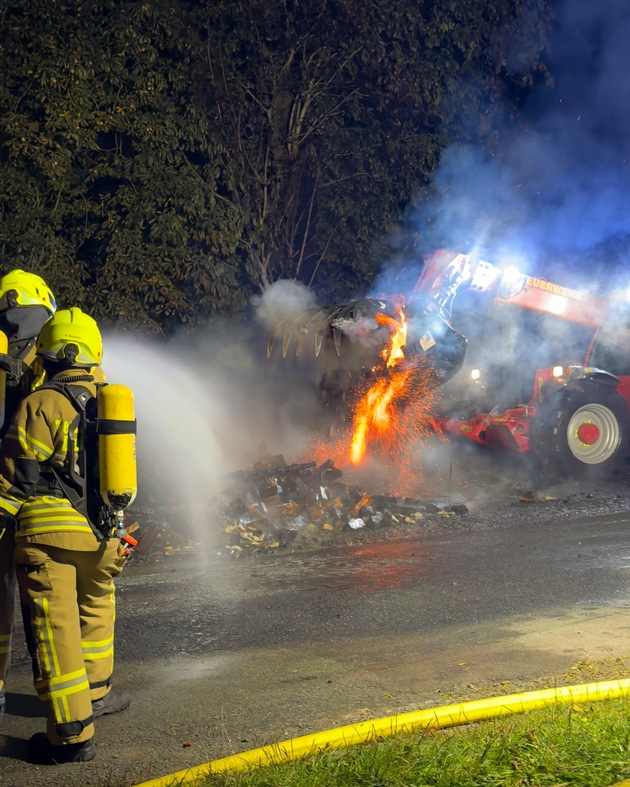 FW-DT: Scheune bei nächtlichem Brand vollständig zerstört - zwei Feuerwehrleute im Krankenhaus