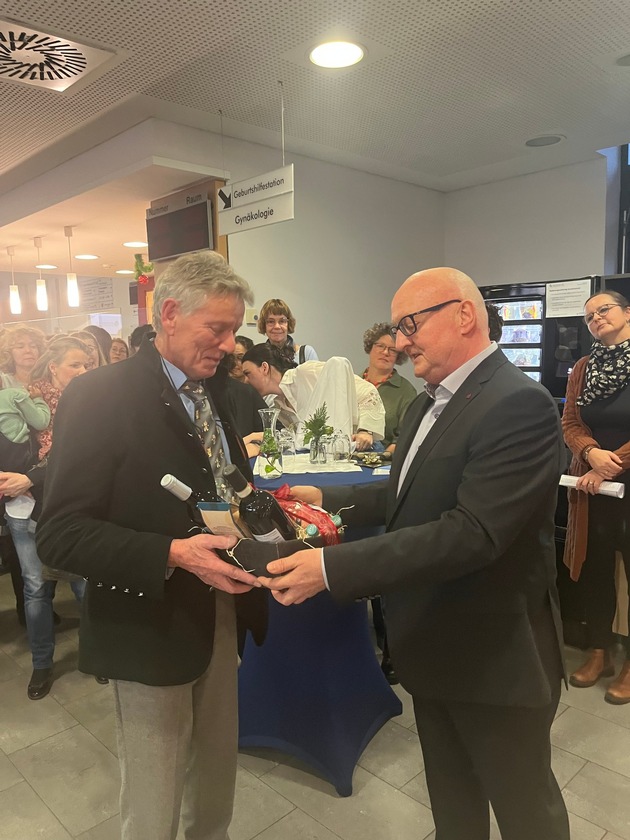 Pressemitteilung: Krankenhaus Lauf würdigt Verdienste von Dr. Gerhard Röhrer