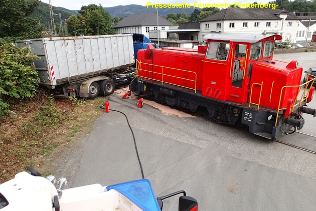 FW-PL: OT-Eiringhausen. LKW kollidiert auf unbeschranktem Bahnübergang mit Diesellok. LKW-Fahrer fast unverletzt.