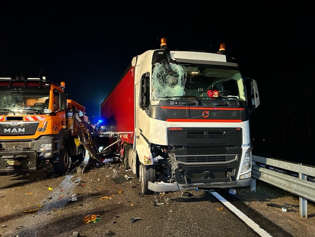 POL-PDKL: Sattelzug gerät in Vollbrand...Zweiter Sattelzug fährt in Stauende...