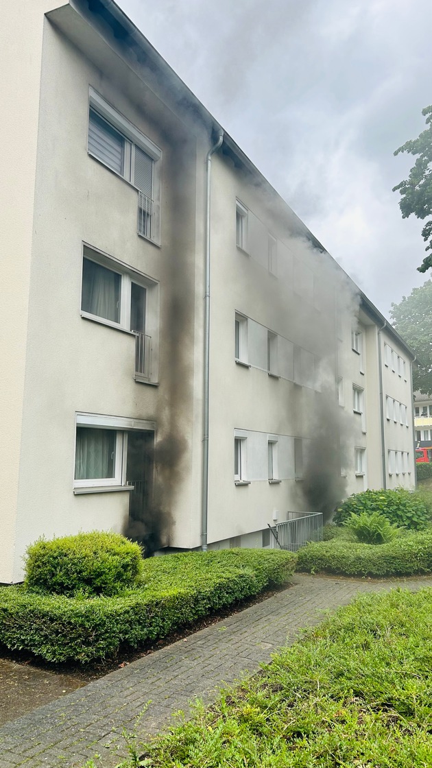 FW-HAAN: Kellerbrand in Mehrparteienhaus - Hund gerettet, mehrere Personen durch Rauchgase verletzt