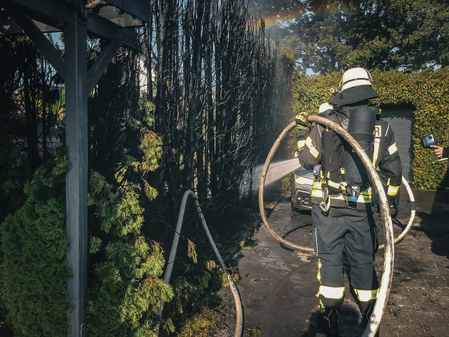 FW-PB: Heckenbrand in Schwaney- Übergreifen auf Wohnhaus verhindert