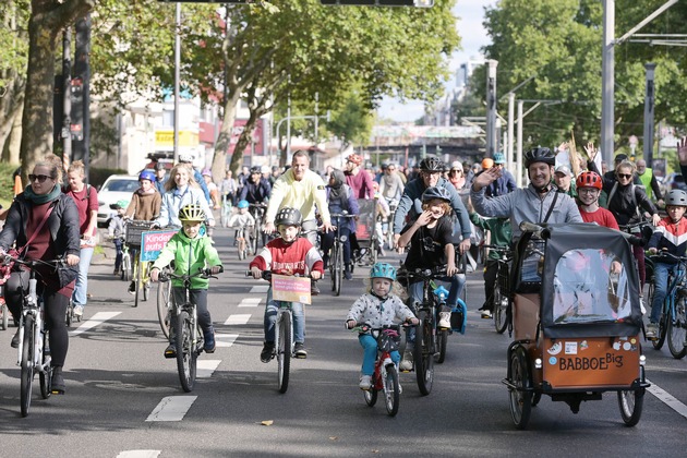 &quot;Straßen sind für alle da&quot; / Zehntausende Menschen fordern auf den Kidical Mass Fahrraddemos in über 200 Städten mehr Sicherheit für Kinder im Straßenverkehr