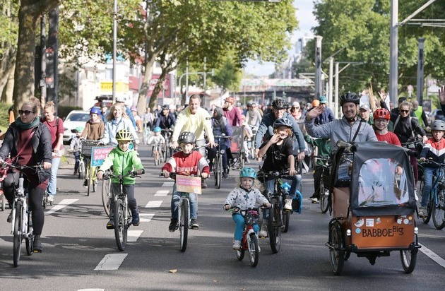 Kidical Mass Aktionsbündnis: "Straßen sind für alle da" / Zehntausende Menschen fordern auf den Kidical Mass Fahrraddemos in über 200 Städten mehr Sicherheit für Kinder im Straßenverkehr
