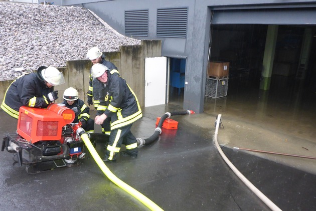 FW-OE: Unwetter fordert Feuerwehr Attendorn / 108 Einsatzkräfte im Einsatz