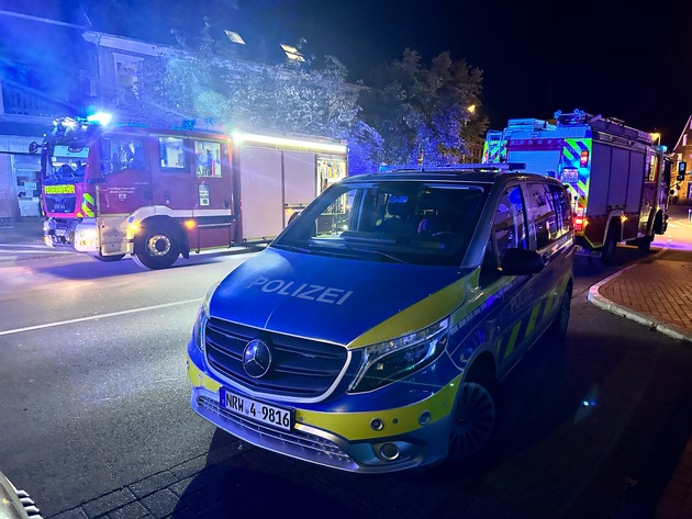 FW Leichlingen: Mehrere brennende Mülltonnen mit Ausbreitung auf ein Gebäude