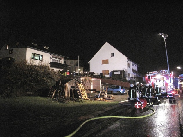 FW-AR: Rauchmelder warnt Hausbewohner vor Kellerbrand