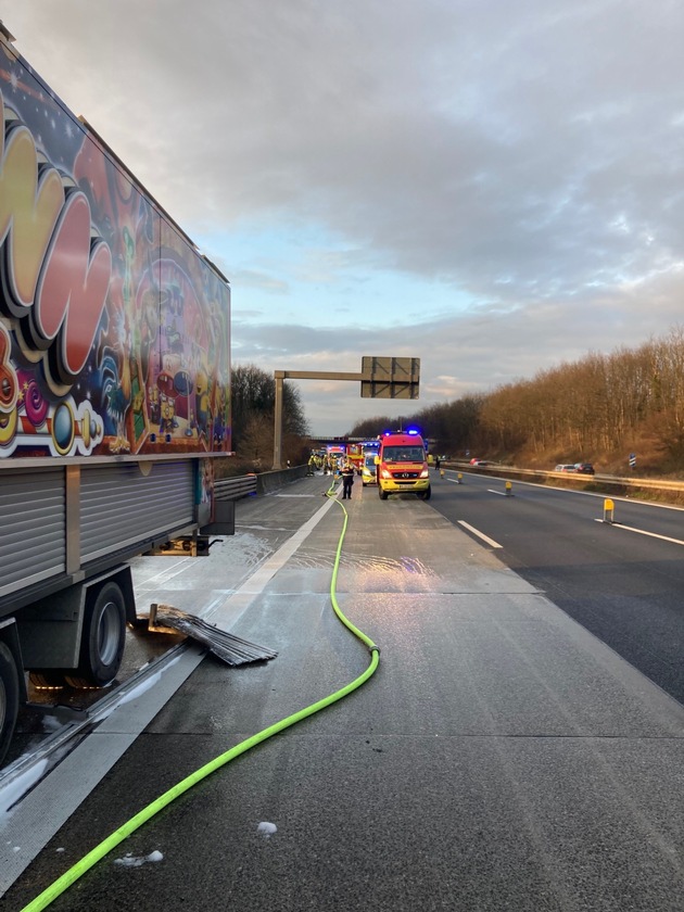 FW Ratingen: Fahrgeschäft bei LKW-Brand auf der A3 schwer beschädigt - Feuerwehr Ratingen im Einsatz