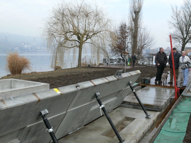 Aeschlimann Hochwasserschutz AG: Prävention am See - Aufklappbare Betonelemente schützen Haus in Küssnacht