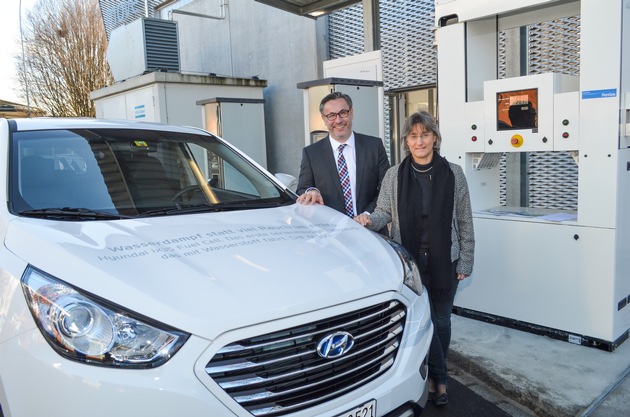 Schweizer Privatkunde und die Empa in Dübendorf setzen das weltweit erste serienmässige Wasserstofffahrzeug von Hyundai ein