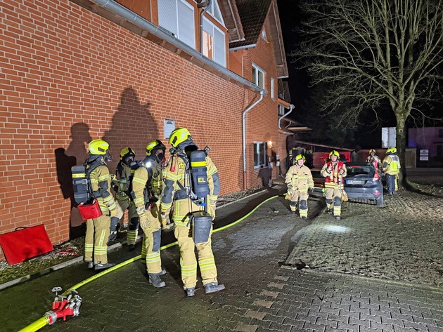 FW Paderborn: Gemeldeter Zimmerbrand mit Person in Paderborn Elsen
