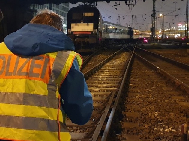 Bundespolizeidirektion München: Bahnbetriebsunfall nahe an der Hackerbrücke: Ersatzzug, der für Meridian fährt, entgleist