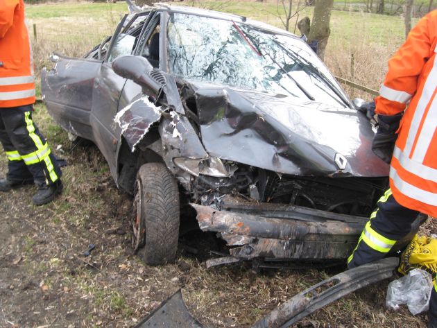 POL-CUX: Unfallbilanz 2010: Schwere Unfälle zurückgegangen - weniger Verkehrstote im Inspektionsbereich - Kradunfälle halbiert - Risikogruppe junge Fahrer im Fokus der Verkehrssicherheitsarbeit