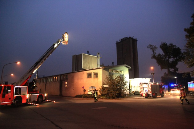 FW-E: Entstehungsbrand in einem Magnesiumsilo, mit trockenem Sand gelöscht, niemand verletzt