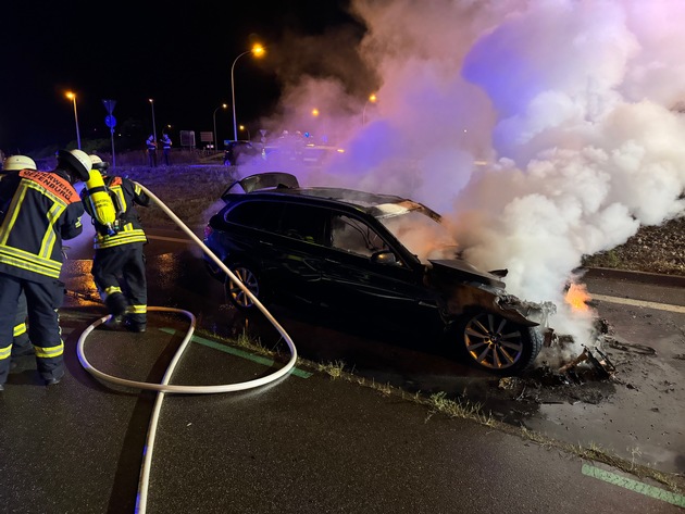 FW-OG: BMW brennt auf dem Messekreisel aus