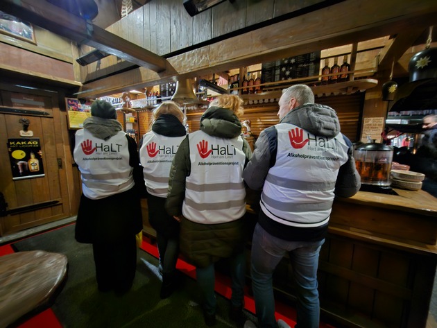 POL-CE: HaLT-Team auf dem Celler Weihnachtsmarkt mit neuen Plakaten unterwegs