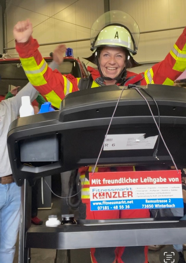 Neuer RID-Weltrekord in Baden-Württemberg: Steffi Saul erzielt den zeitlich »längsten Non-Stop-Marsch in Feuerwehrschutzausrüstung (Laufband, Damen)«