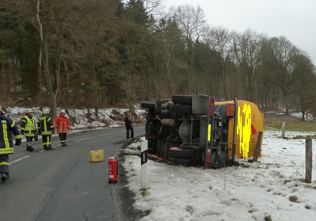 POL-NOM: Tanklaster bei Unfall umgestürzt