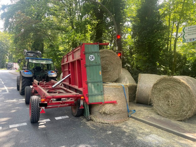 POL-DH: Twistringen - Brand eines Omnibusses; Twistringen - Trecker verliert Getreide auf der B51; Stuhr - Verkehrsunfall nach Wendemanöver auf der B6; Stuhr - Ballenwagen kippt um