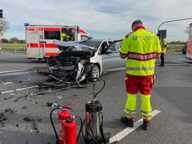 FW Alpen: Verkehrsunfall mit zwei Pkw
