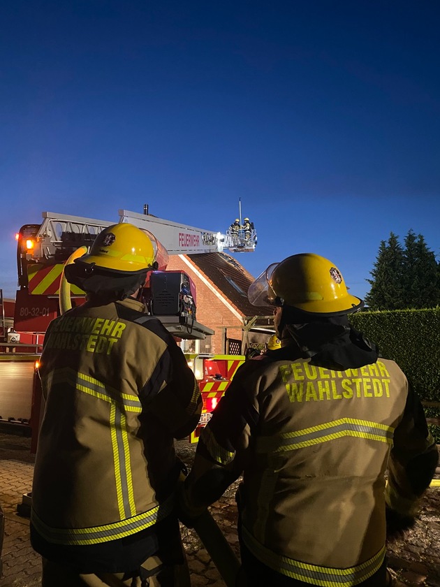 FW-SE: Garagenbrand schlägt auf Dachstuhl über
